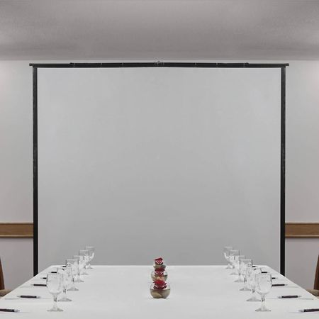 Sheraton Jeddah Hotel - Saudi Brothers Commercial Company Branch Exterior foto A manual projector screen