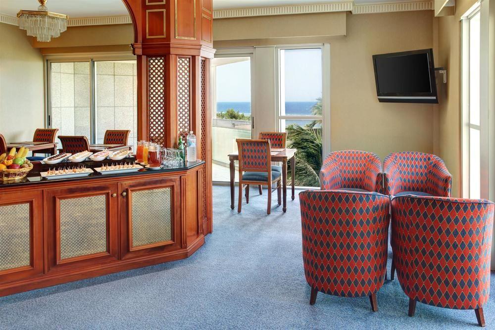 Sheraton Jeddah Hotel - Saudi Brothers Commercial Company Branch Exterior foto Club Lounge at the airport