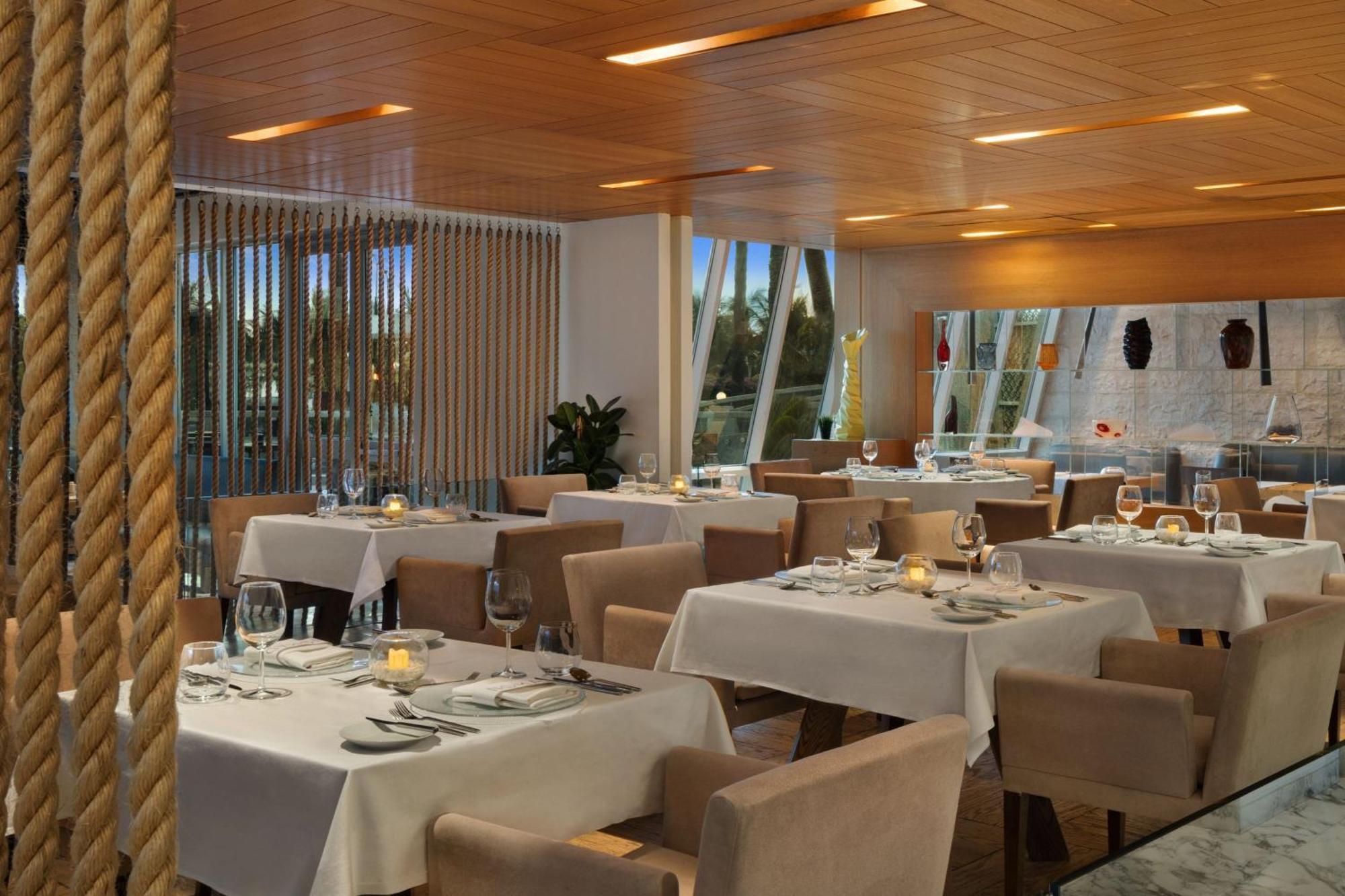 Sheraton Jeddah Hotel - Saudi Brothers Commercial Company Branch Exterior foto The interior of the restaurant