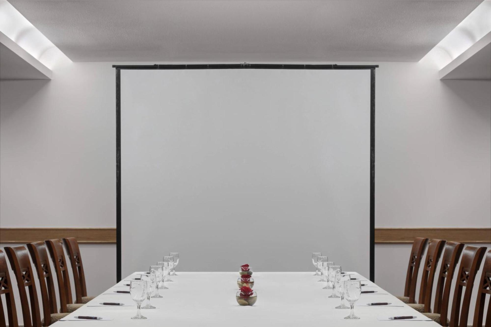 Sheraton Jeddah Hotel - Saudi Brothers Commercial Company Branch Exterior foto A manual projector screen