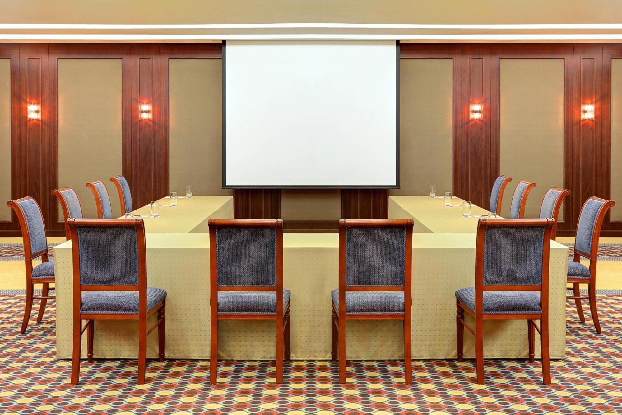 Sheraton Jeddah Hotel - Saudi Brothers Commercial Company Branch Exterior foto A projection screen in a meeting room