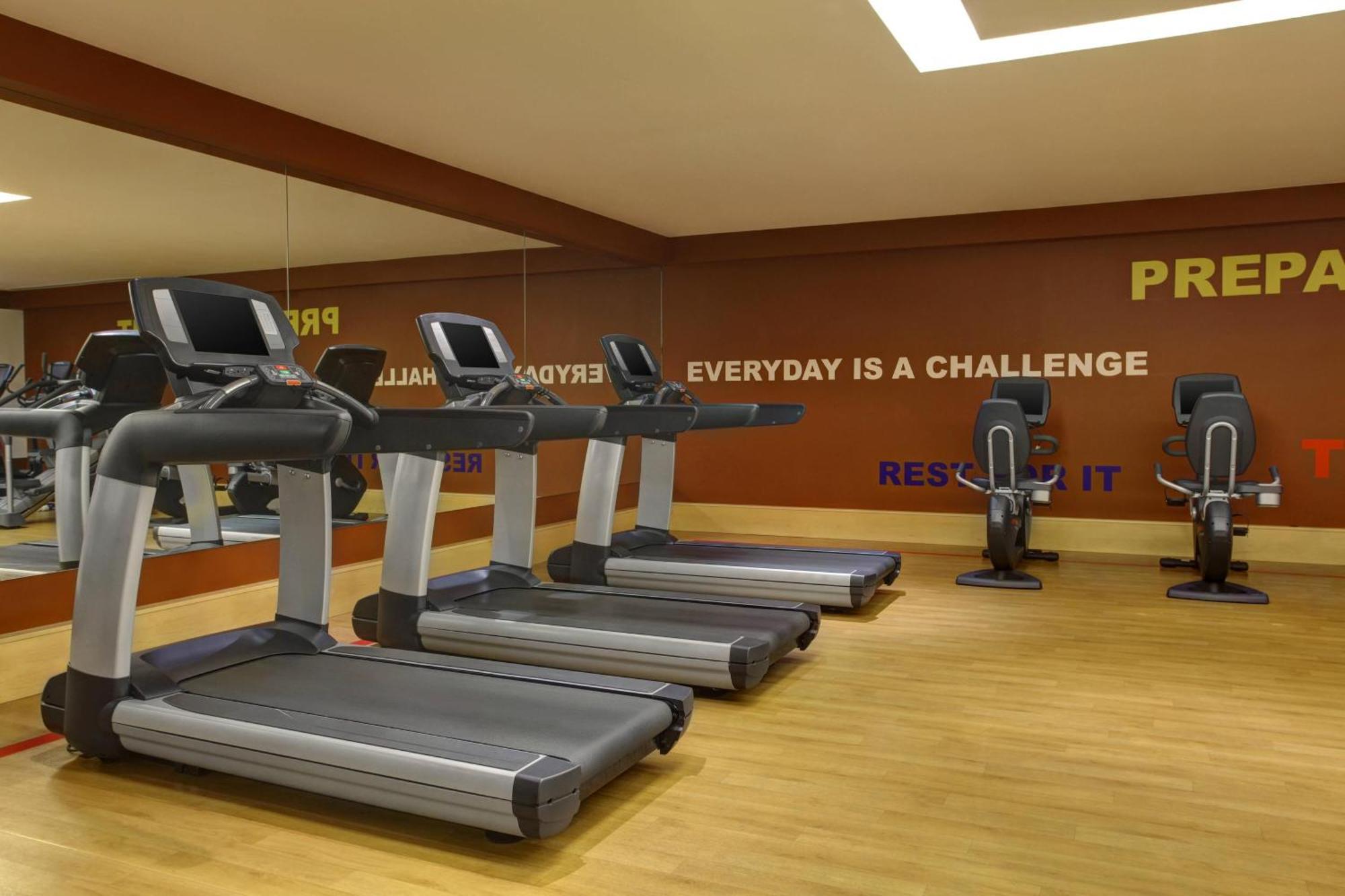 Sheraton Jeddah Hotel - Saudi Brothers Commercial Company Branch Exterior foto The gym at the hotel