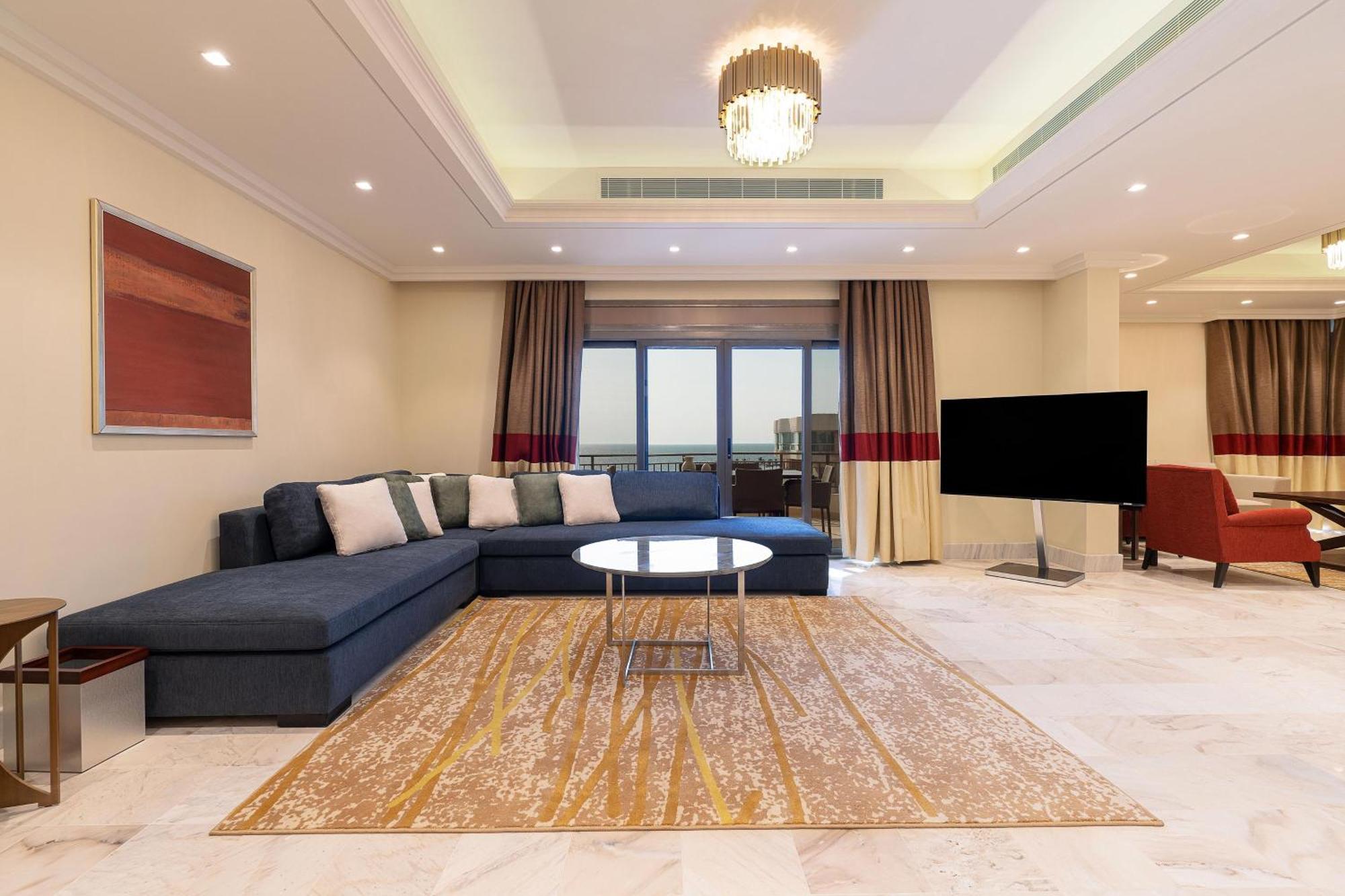 Sheraton Jeddah Hotel - Saudi Brothers Commercial Company Branch Exterior foto A living room