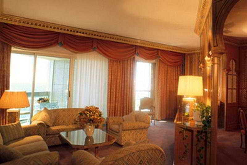 Sheraton Jeddah Hotel - Saudi Brothers Commercial Company Branch Exterior foto A suite at the Grand Hotel