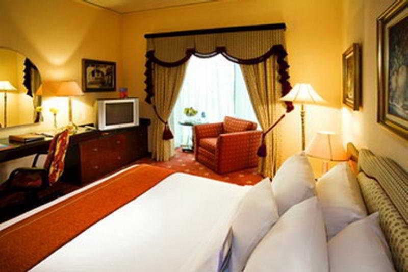 Sheraton Jeddah Hotel - Saudi Brothers Commercial Company Branch Habitación foto A room at the hotel